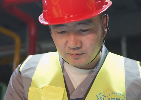 張波在上海某醫(yī)藥物流冷庫現(xiàn)場指導工作